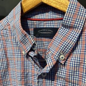 Excellent Roundtree & York button down. Beautiful red blue thin plaid. Sz Med